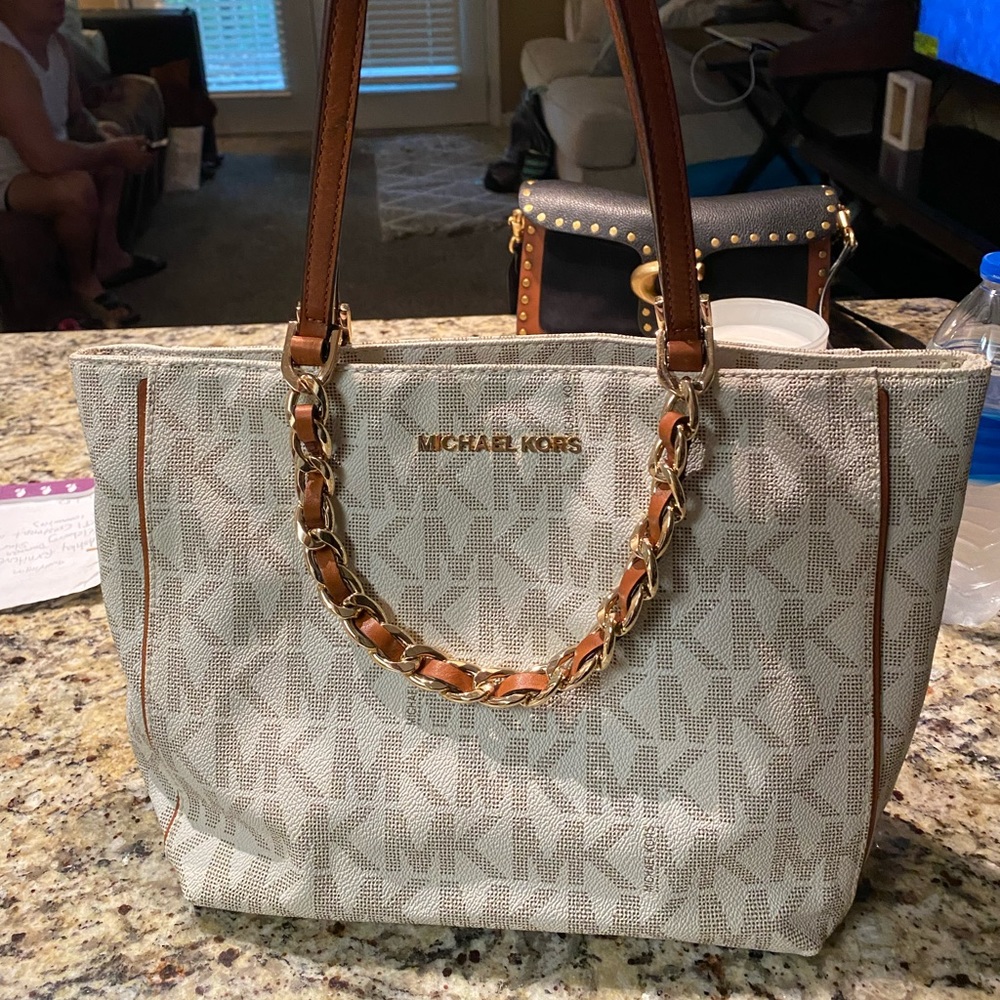 Mk handbag..only wore a week looks brand new..no scratches